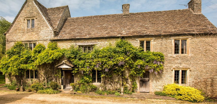 A honey-coloured Cotswold stone house that epitomises the beauty of the Cotswolds.